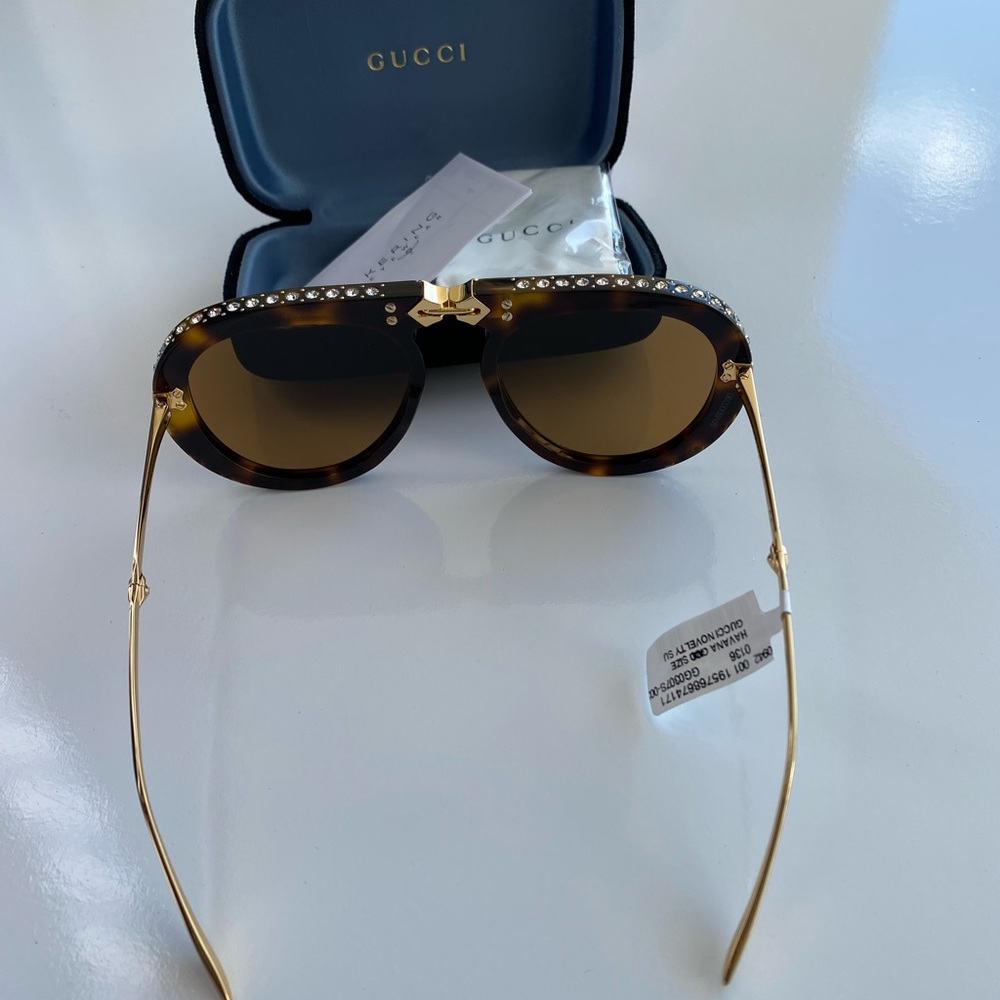 Authentic Gucci Elegant Tortoise Shell Sunglasses with Gold Accents - Picture 9 of 15